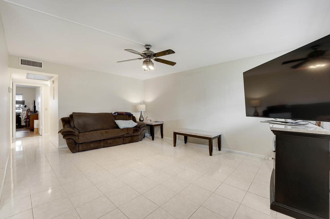 1011 Exeter - Photo 1