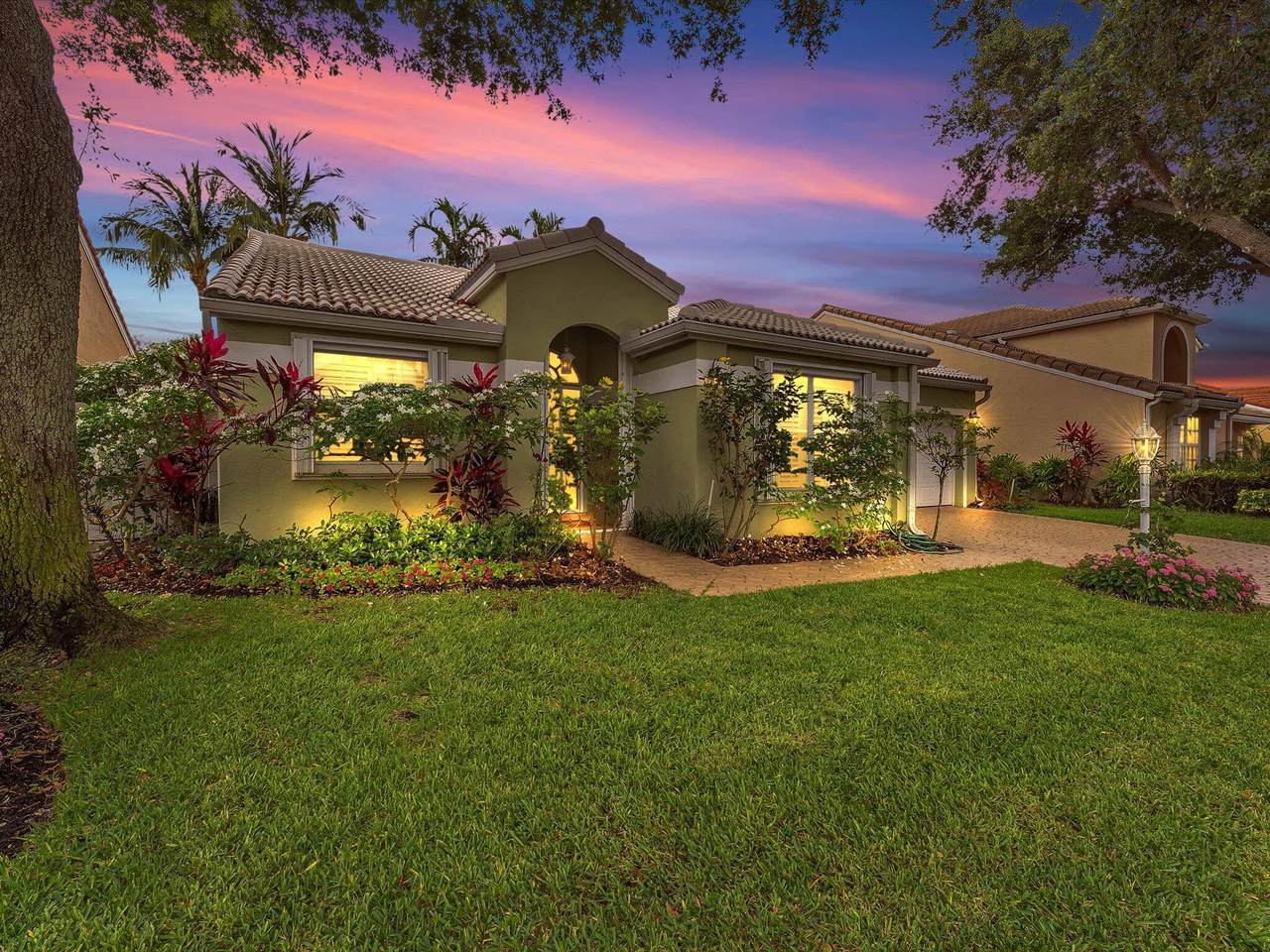 1097 Roble Way - Photo 1