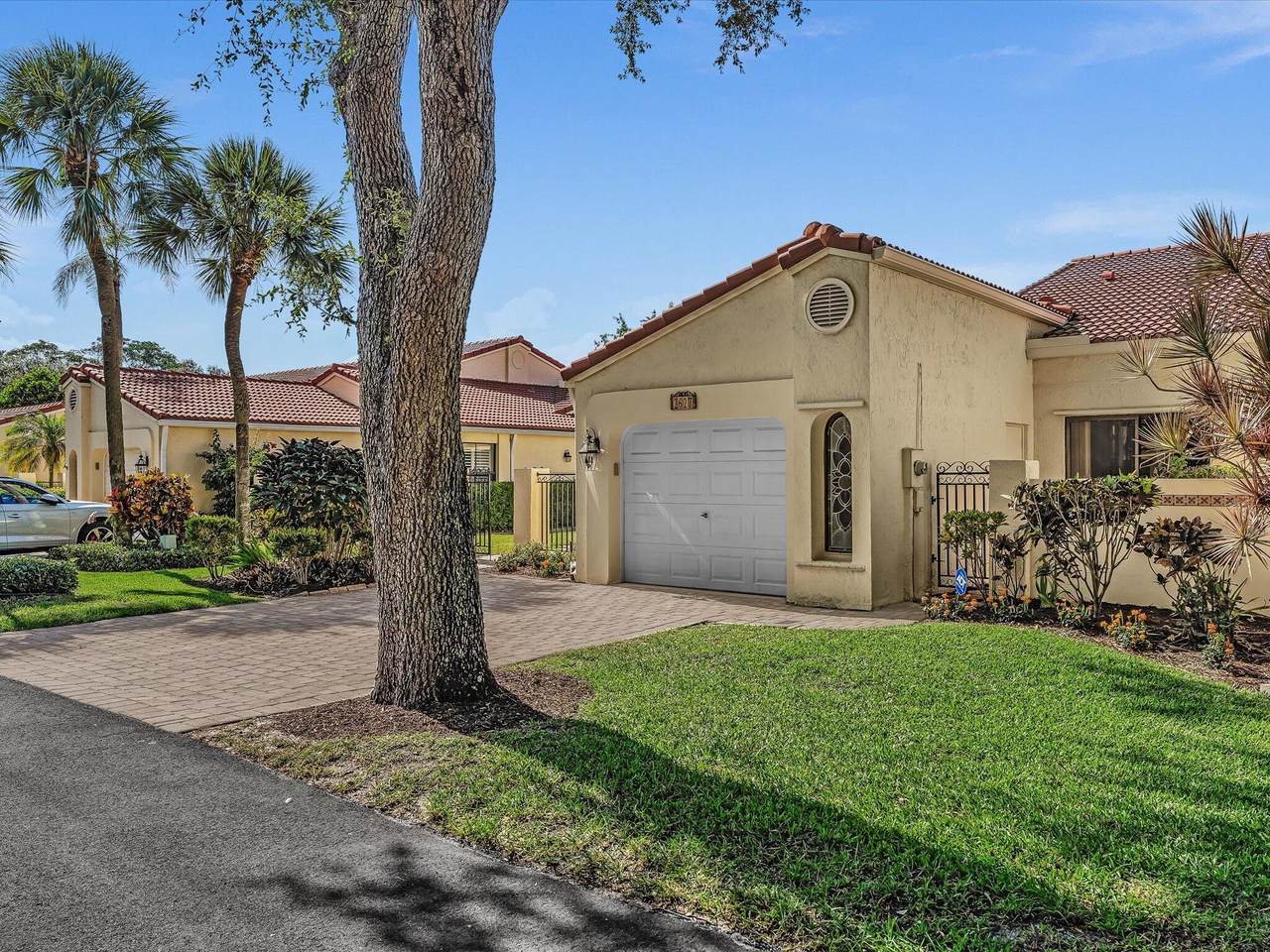 2627 Emerald Way - Photo 1