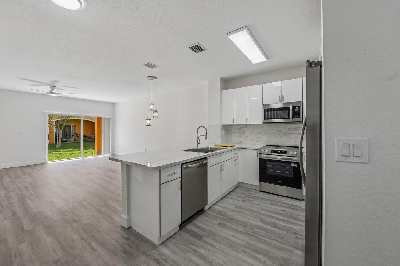 560 St Tropez Lane - Photo 1