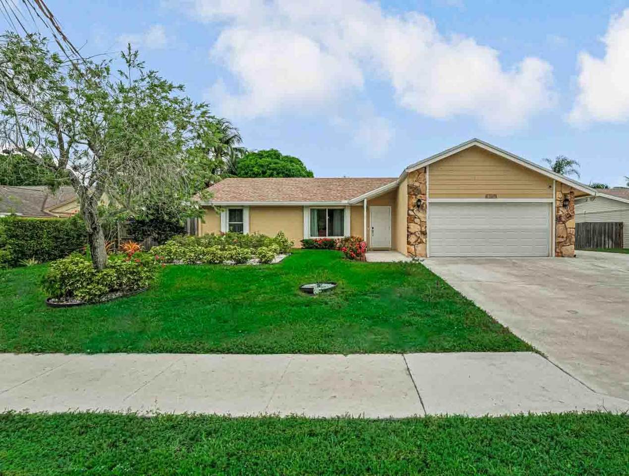 427 Las Palmas Street - Photo 1
