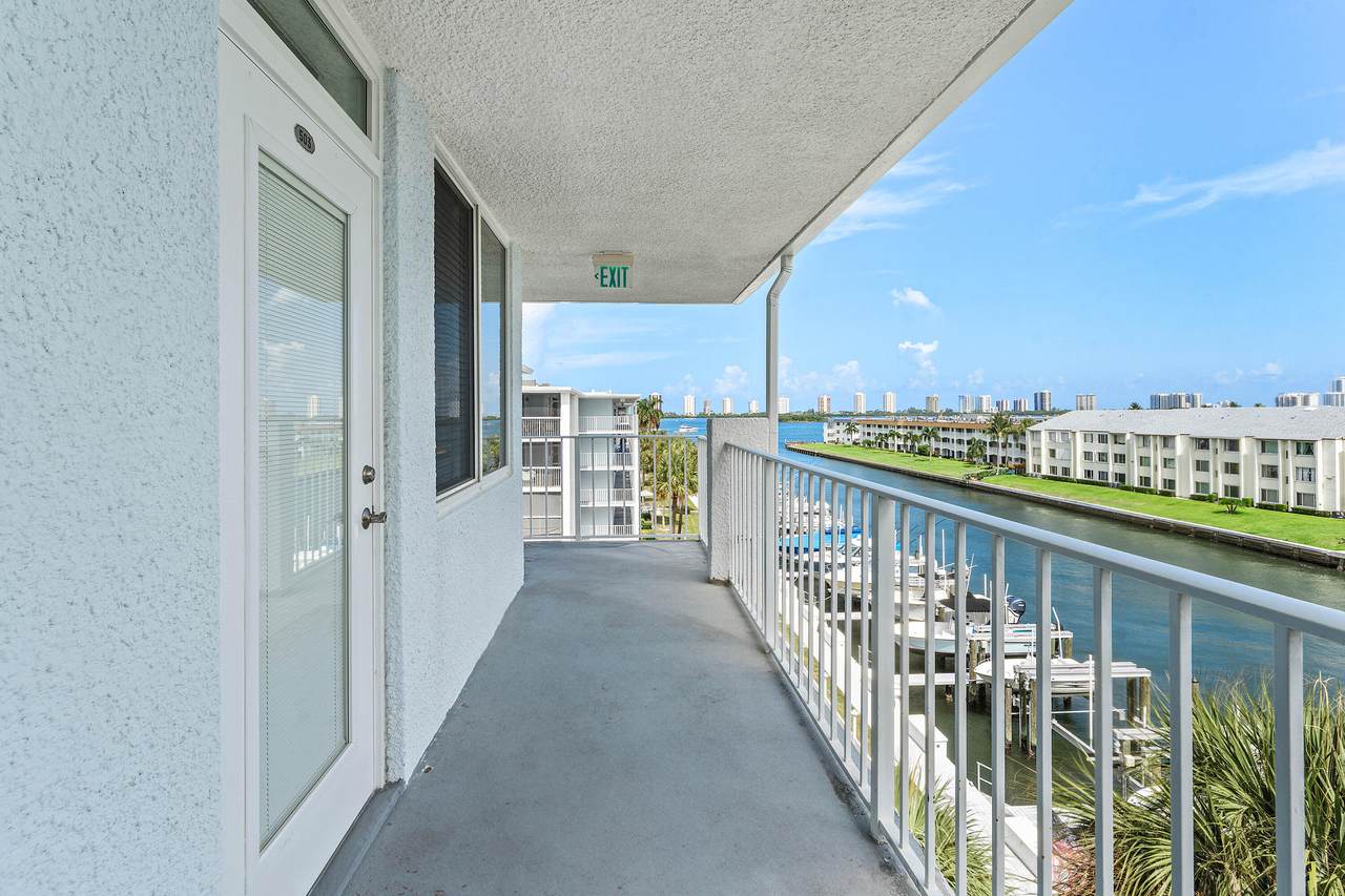 108 Paradise Harbour Boulevard - Photo 1