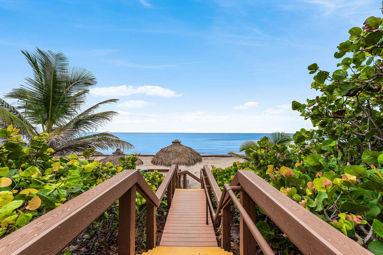 https://bt-photos.global.ssl.fastly.net/beaches/1280_boomver_1_B26054095-2.jpg
