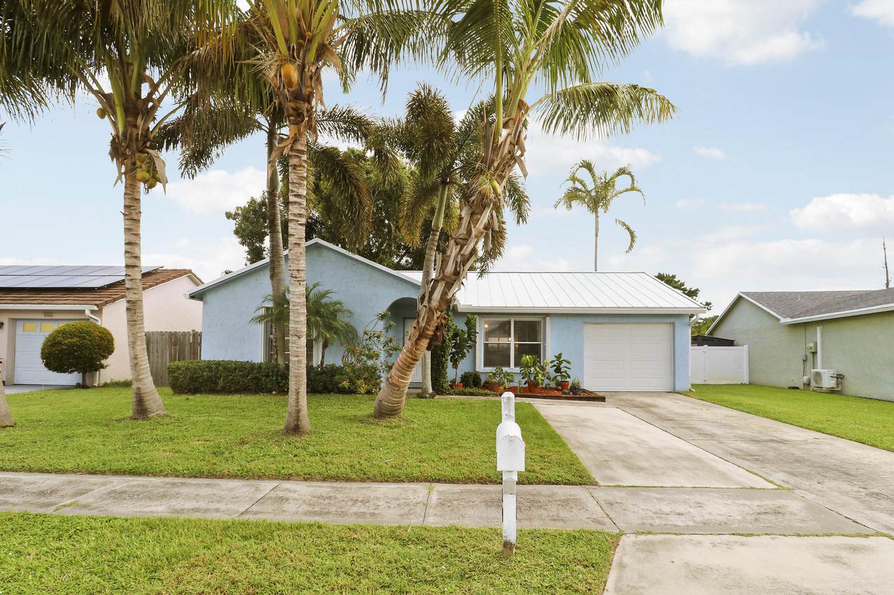 104 Banyan Circle - Photo 1