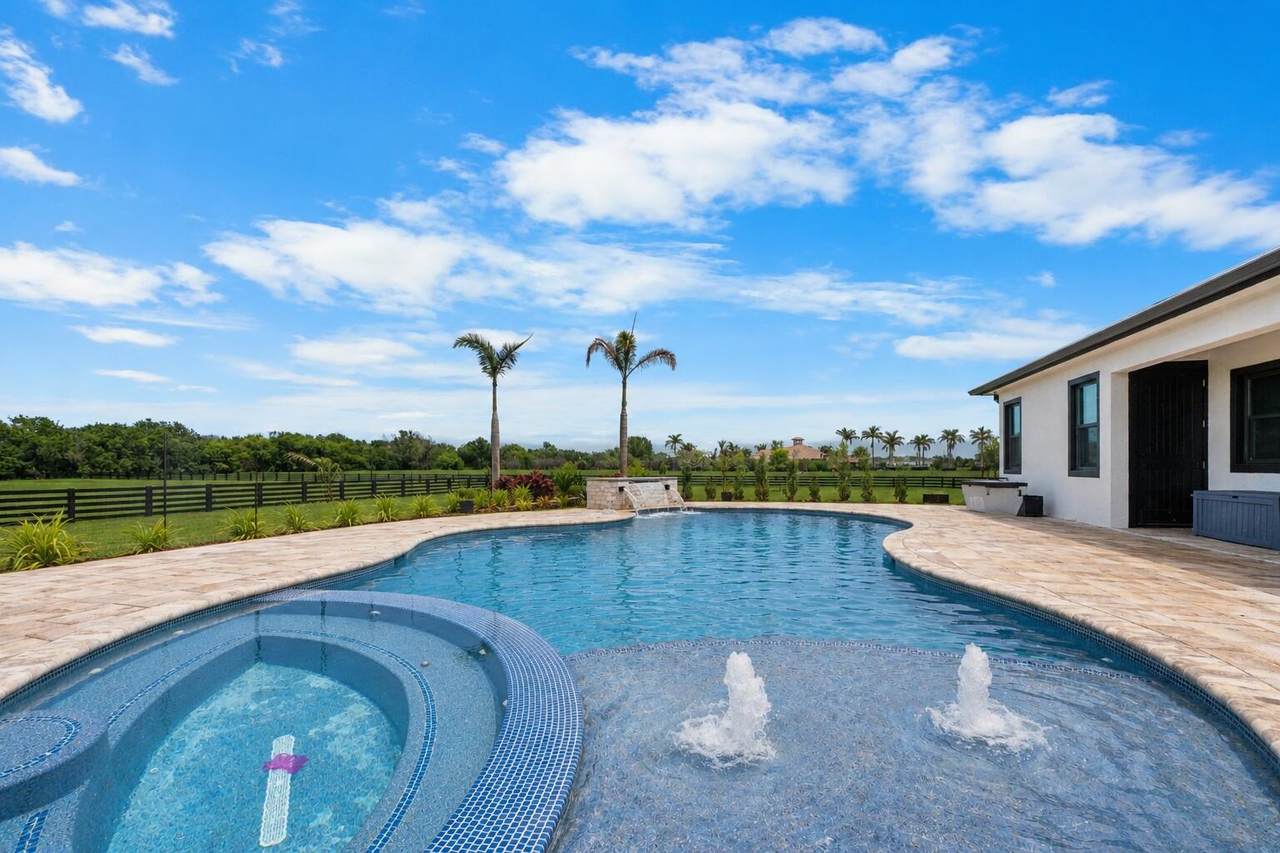 https://bt-photos.global.ssl.fastly.net/beaches/1280_boomver_1_B26056279-2.jpg