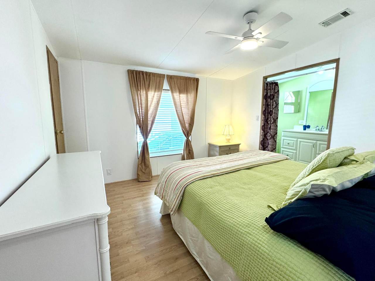 https://bt-photos.global.ssl.fastly.net/beaches/1280_boomver_1_B26057046-2.jpg