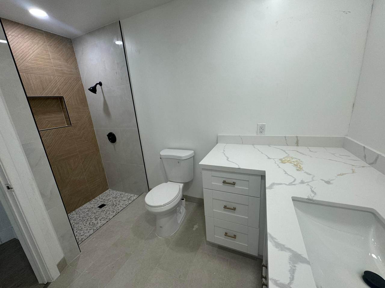 https://bt-photos.global.ssl.fastly.net/beaches/1280_boomver_1_B26057250-2.jpg