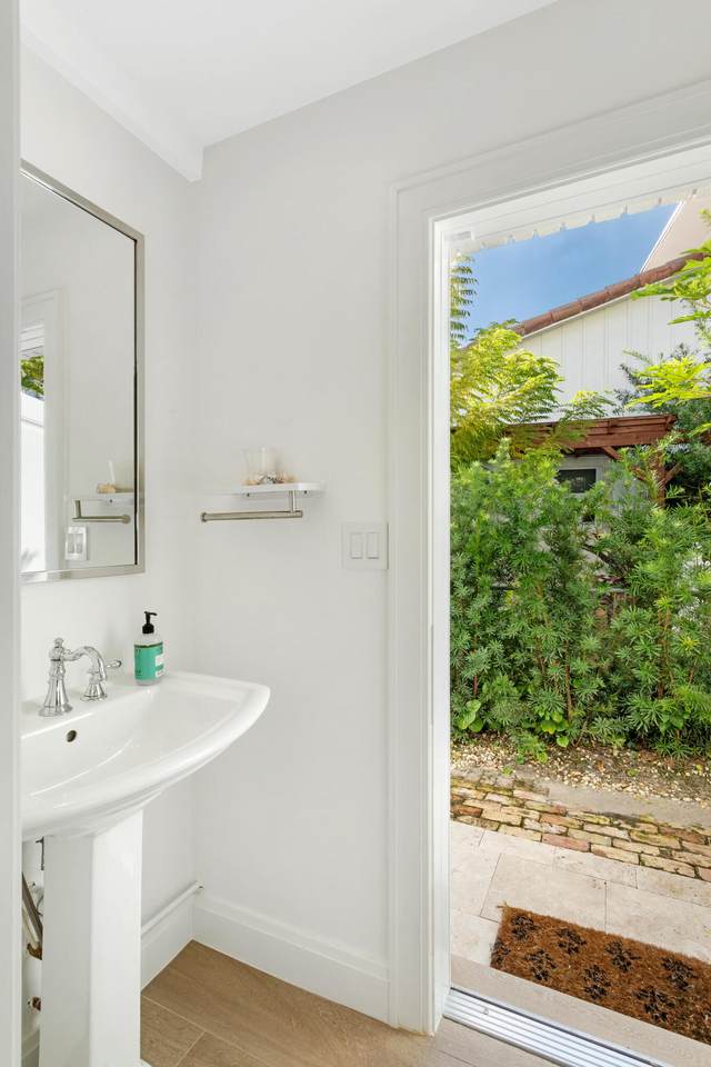 https://bt-photos.global.ssl.fastly.net/beaches/1280_boomver_1_B26058038-2.jpg