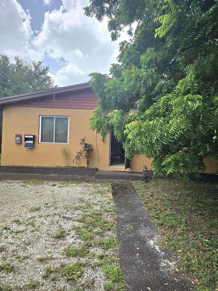 305 14TH Street - Photo 1