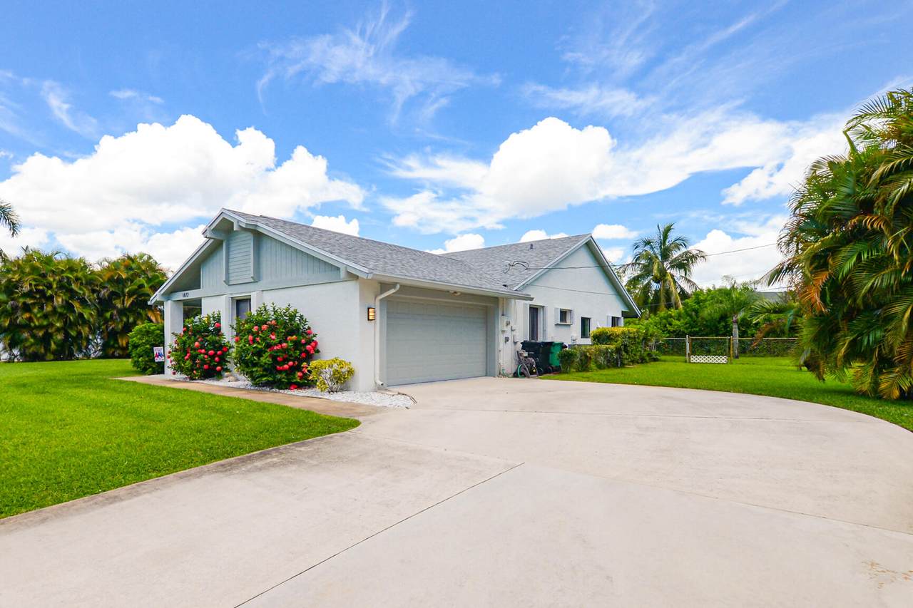 1872 Elrose Street - Photo 1