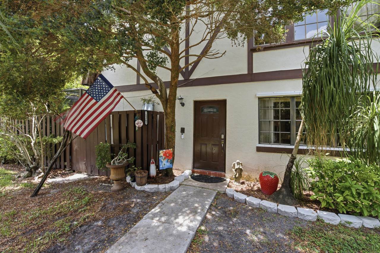 126 Weybridge Circle - Photo 1