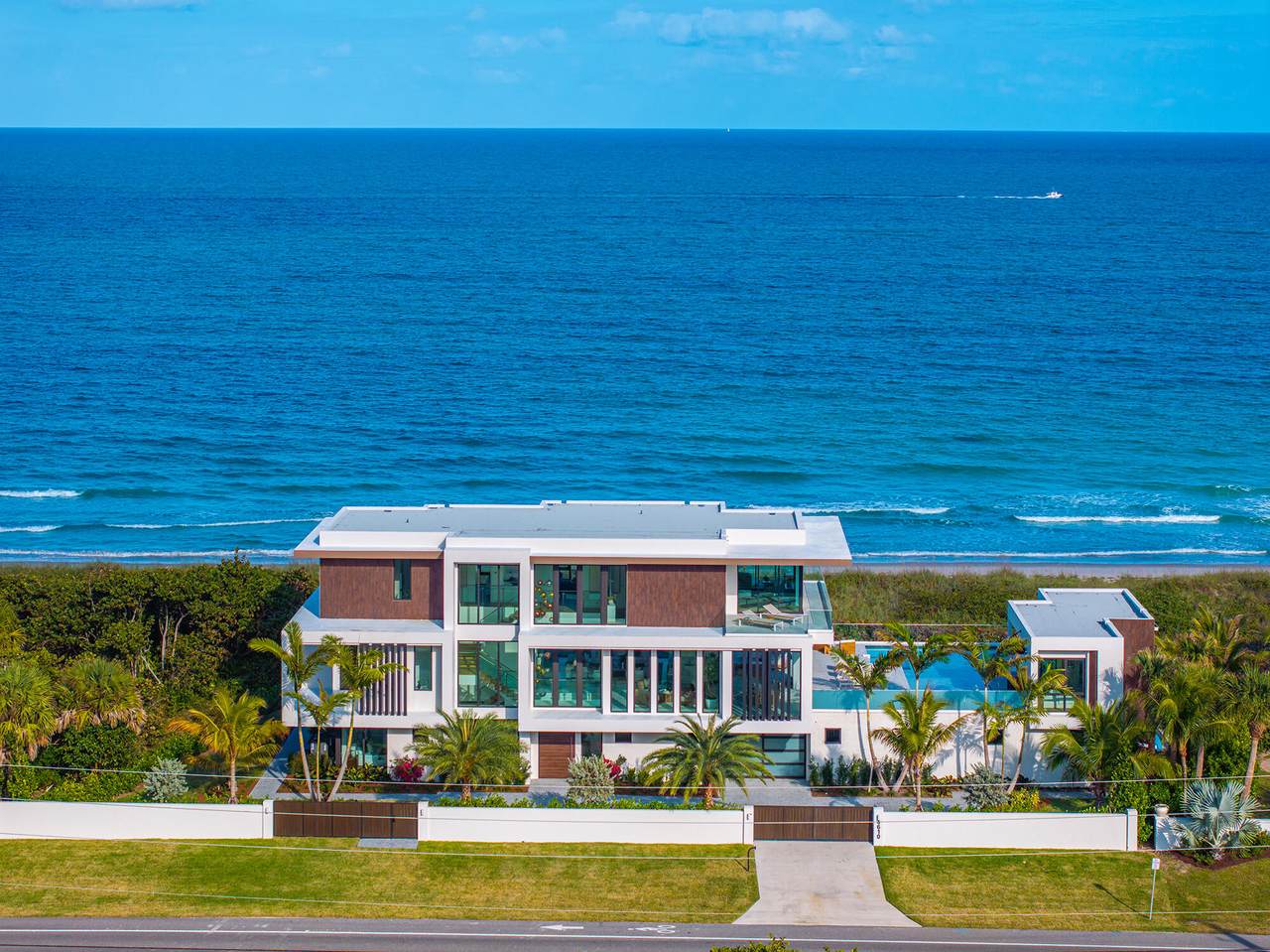 https://bt-photos.global.ssl.fastly.net/beaches/1280_boomver_1_B26061049-2.jpg