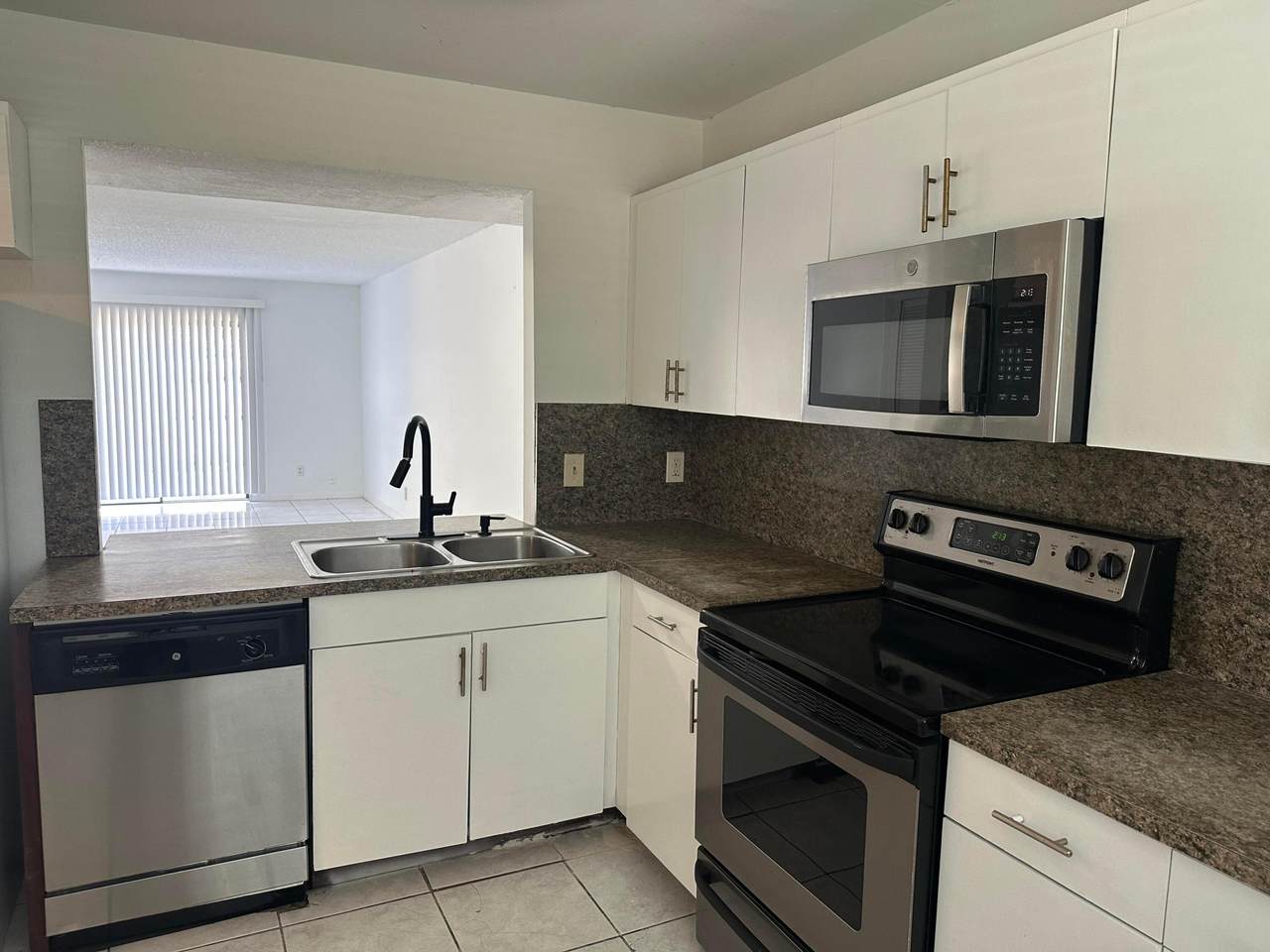931 20TH Court - Photo 1