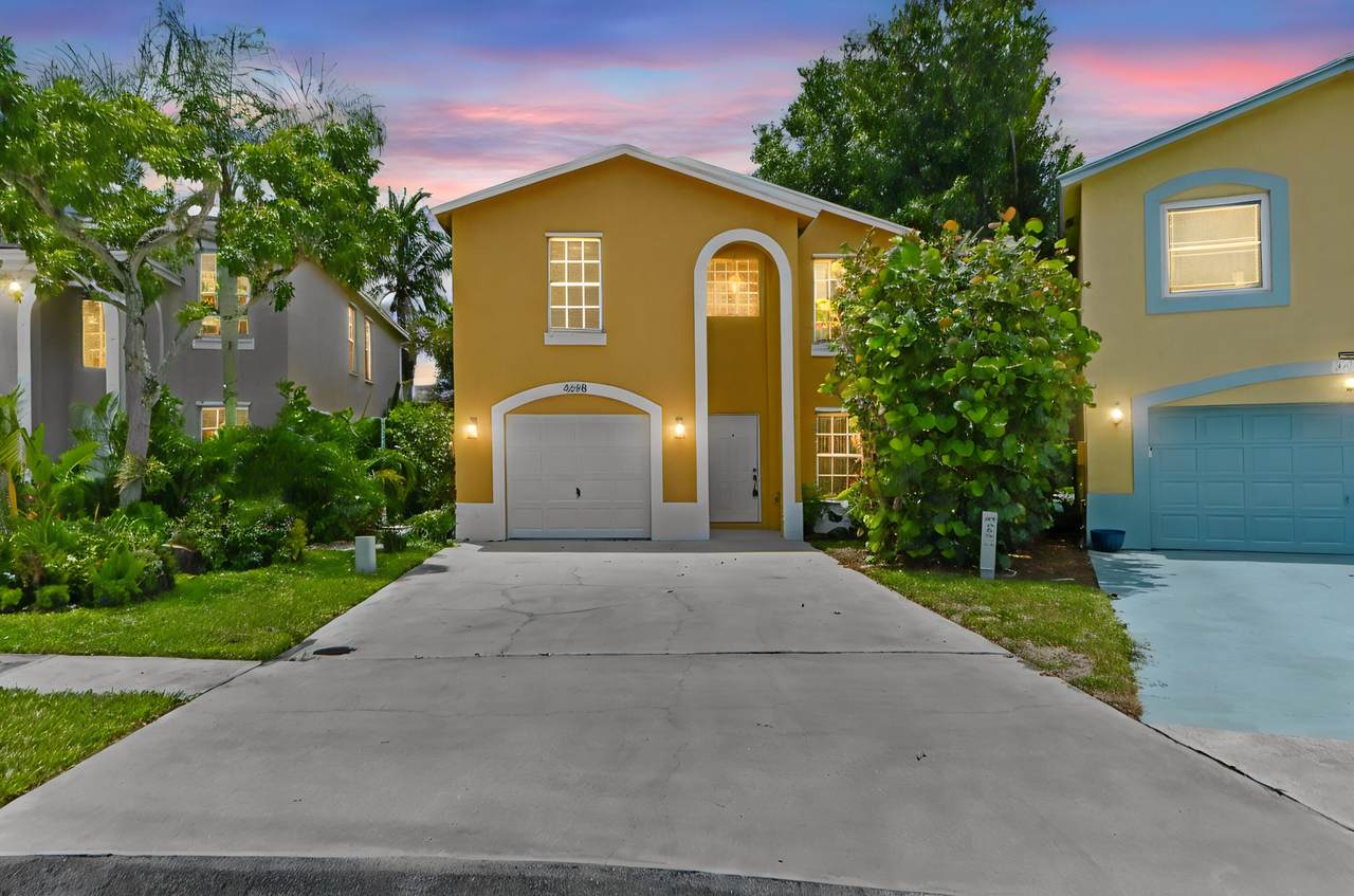 4268 Pine Hollow Circle - Photo 1