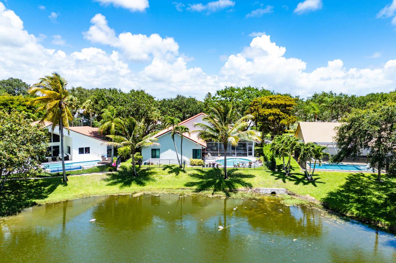 https://bt-photos.global.ssl.fastly.net/beaches/1280_boomver_1_B26063890-2.jpg