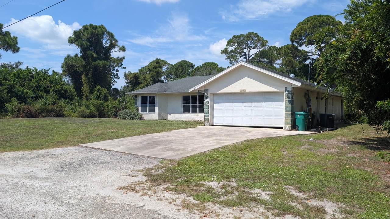 2501 Iroquois Avenue - Photo 1