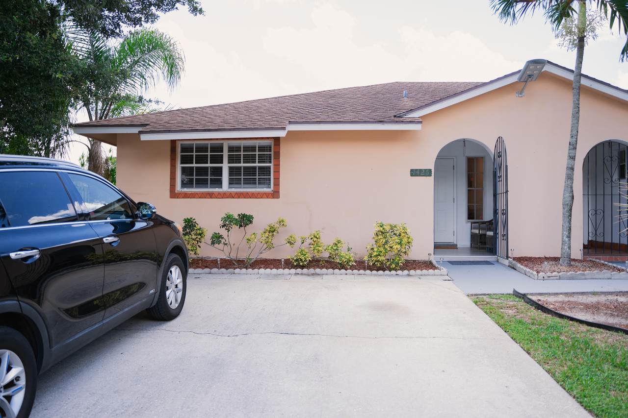 1425 Riverside Circle - Photo 1