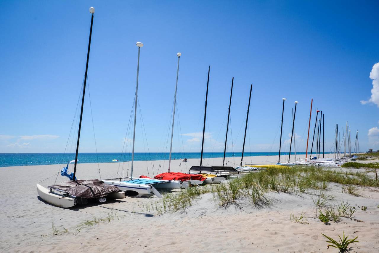 https://bt-photos.global.ssl.fastly.net/beaches/1280_boomver_1_B26081390-2.jpg