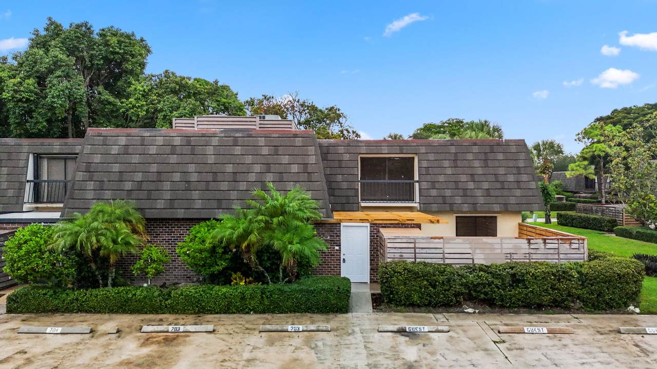 703 7th Terrace - Photo 1