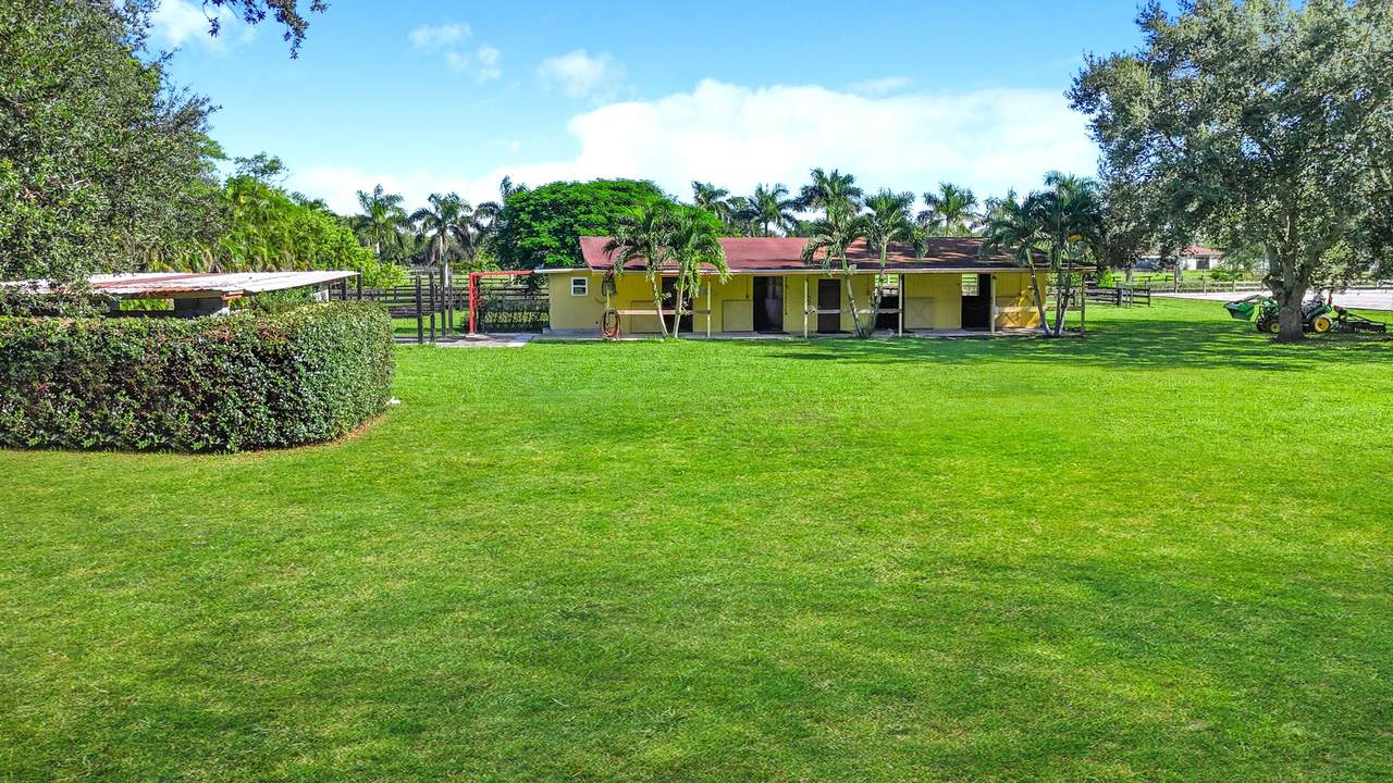 https://bt-photos.global.ssl.fastly.net/beaches/1280_boomver_1_B26082575-2.jpg