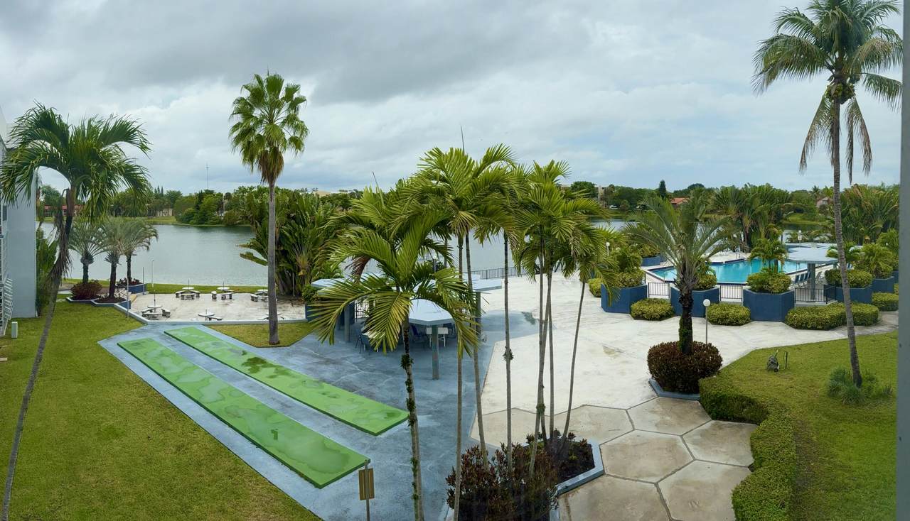 https://bt-photos.global.ssl.fastly.net/beaches/1280_boomver_2_B26083495-2.jpg