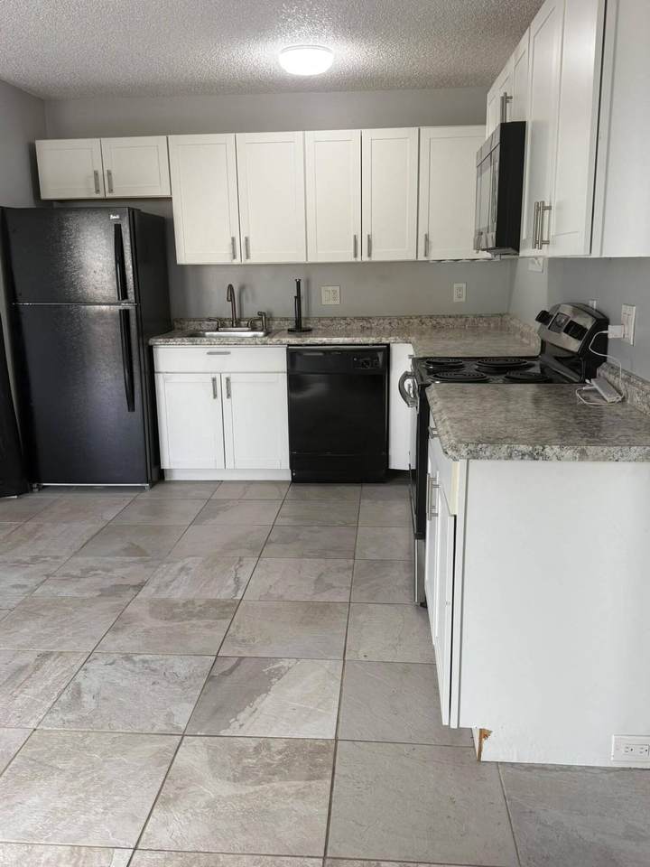 645 Executive Center Drive - Photo 1