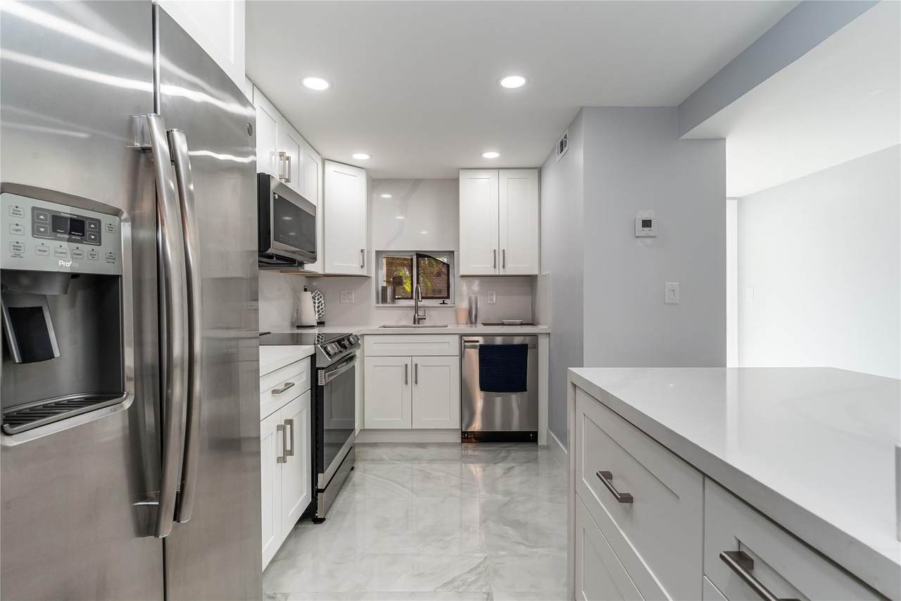 9523 Hollybrook Lake Dr - Photo 1