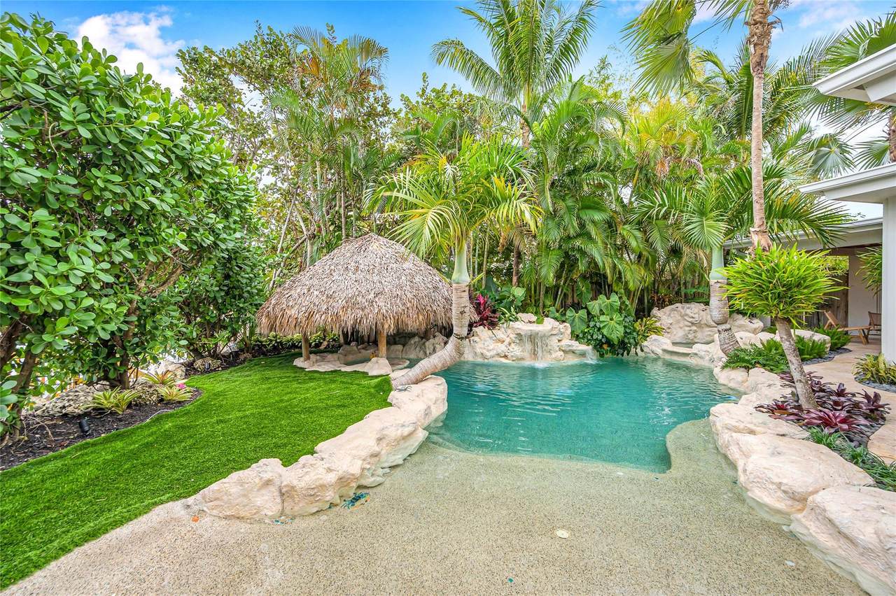 https://bt-photos.global.ssl.fastly.net/beaches/1280_boomver_1_F10485035-2.jpg