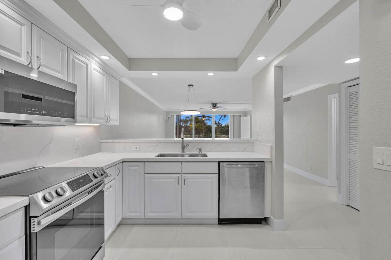 3800 Oaks Clubhouse Dr - Photo 1