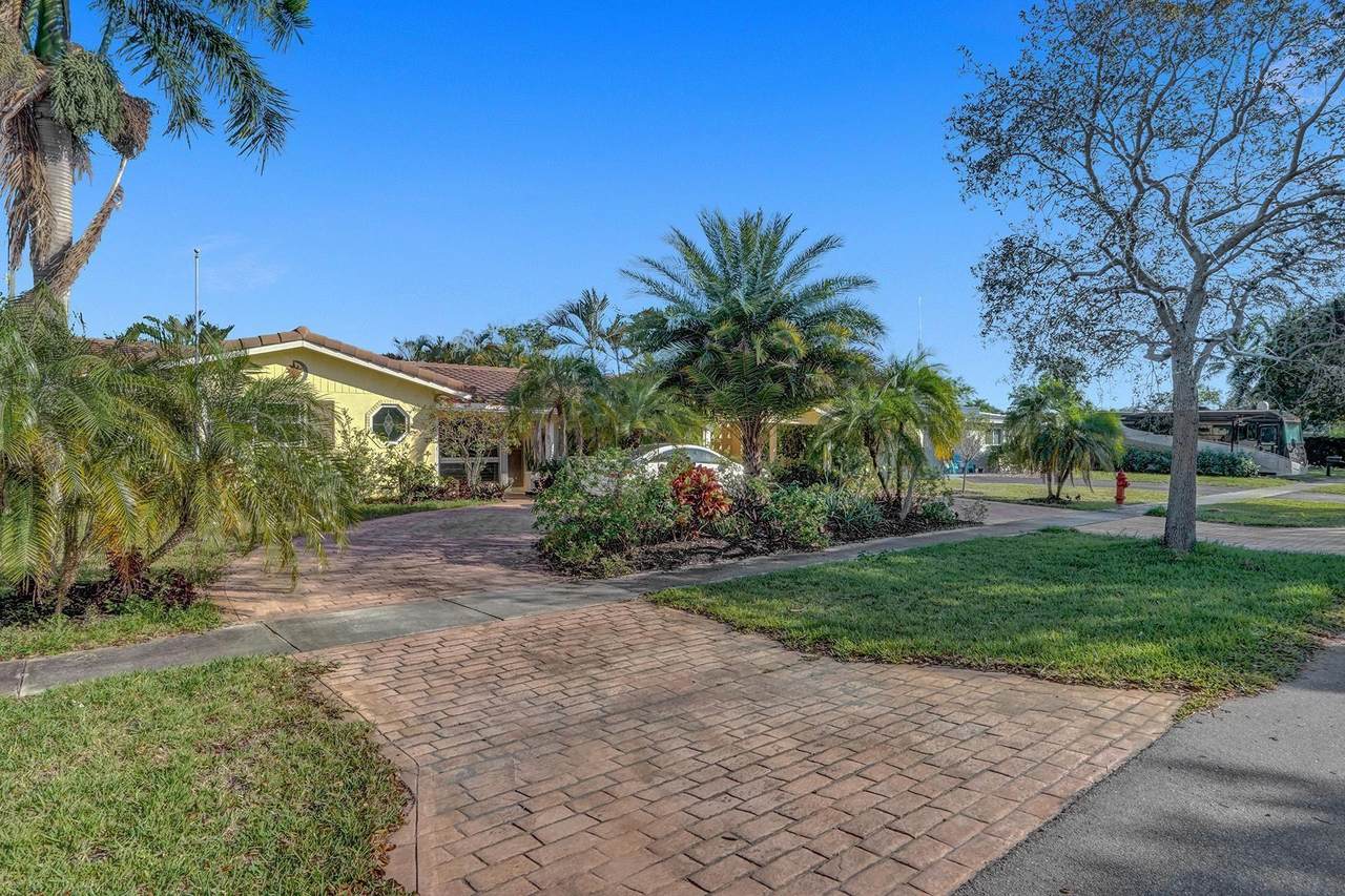 5850 22 Avenue - Photo 1