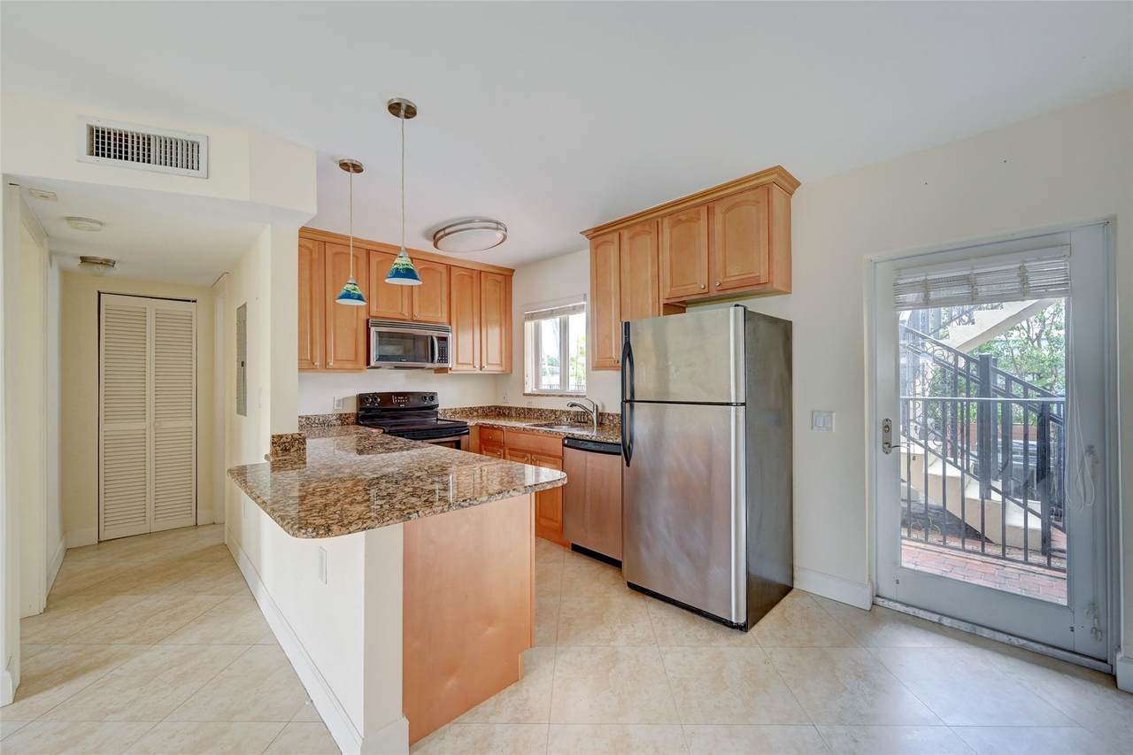 410 15th St - Photo 1