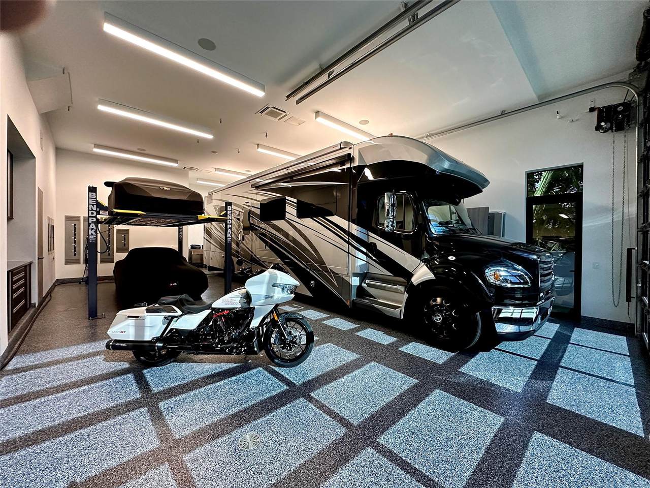 725 Poinciana - Photo 1