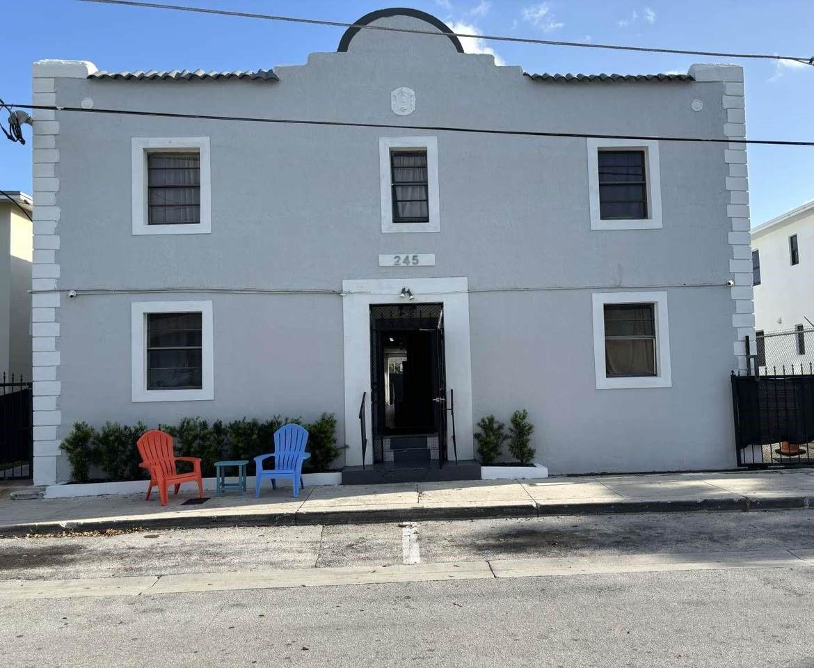 245 32nd St - Photo 1