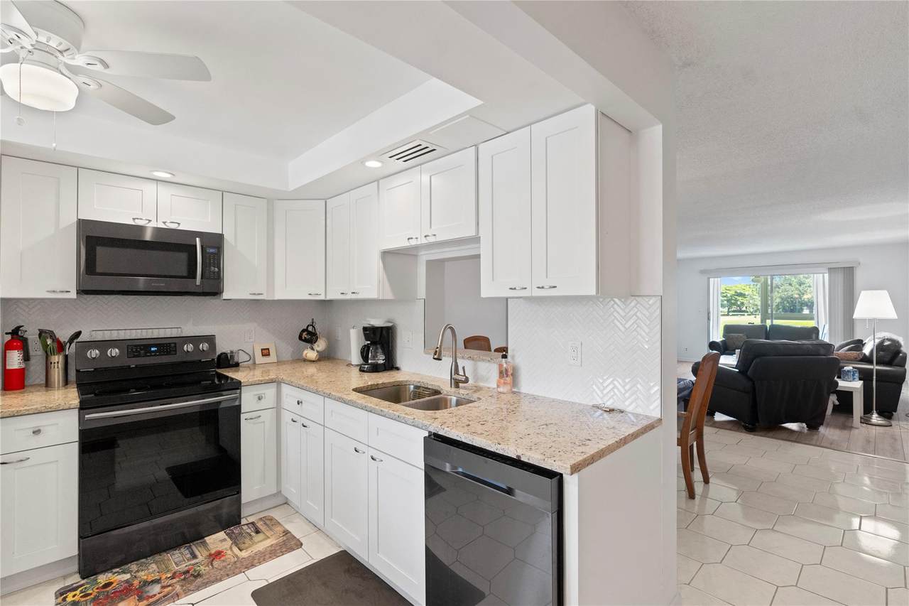 4301 Martinique Cir - Photo 1