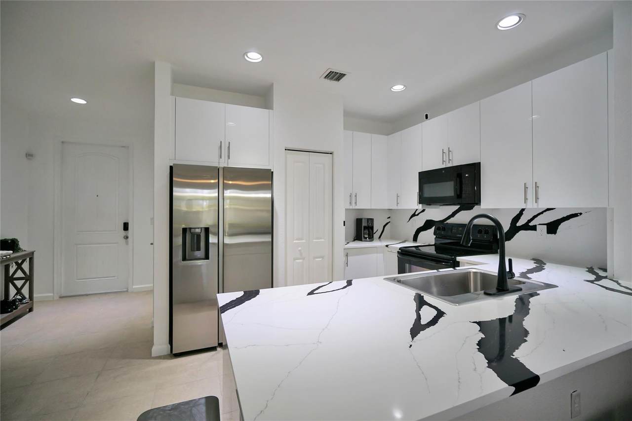 378 47th Pl - Photo 1