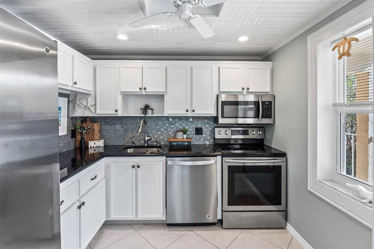1035 Country Club Dr - Photo 1