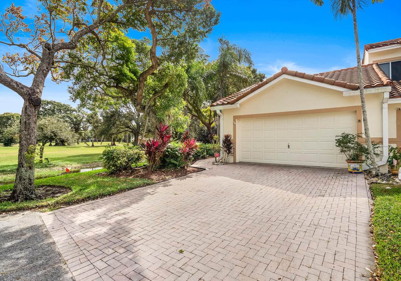 476 Palm Aire Dr - Photo 1