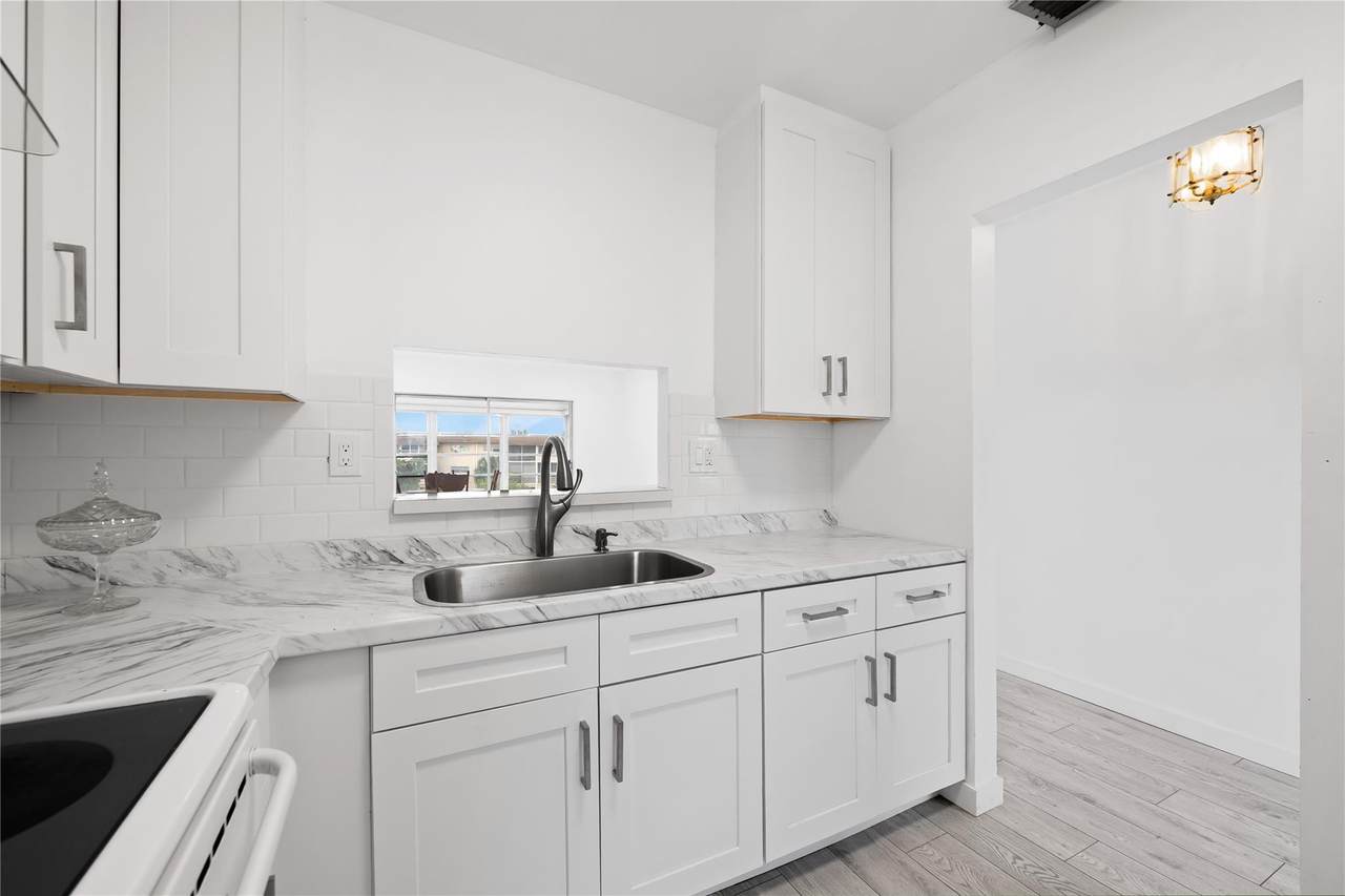 5031 Oakland Park Boulevard - Photo 1