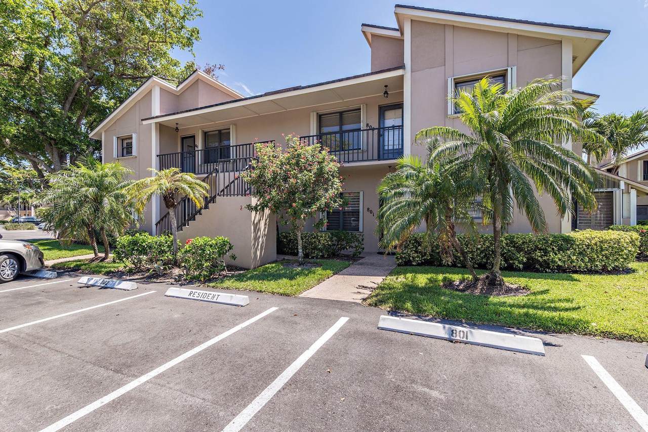 803 Clubhouse Circle - Photo 1