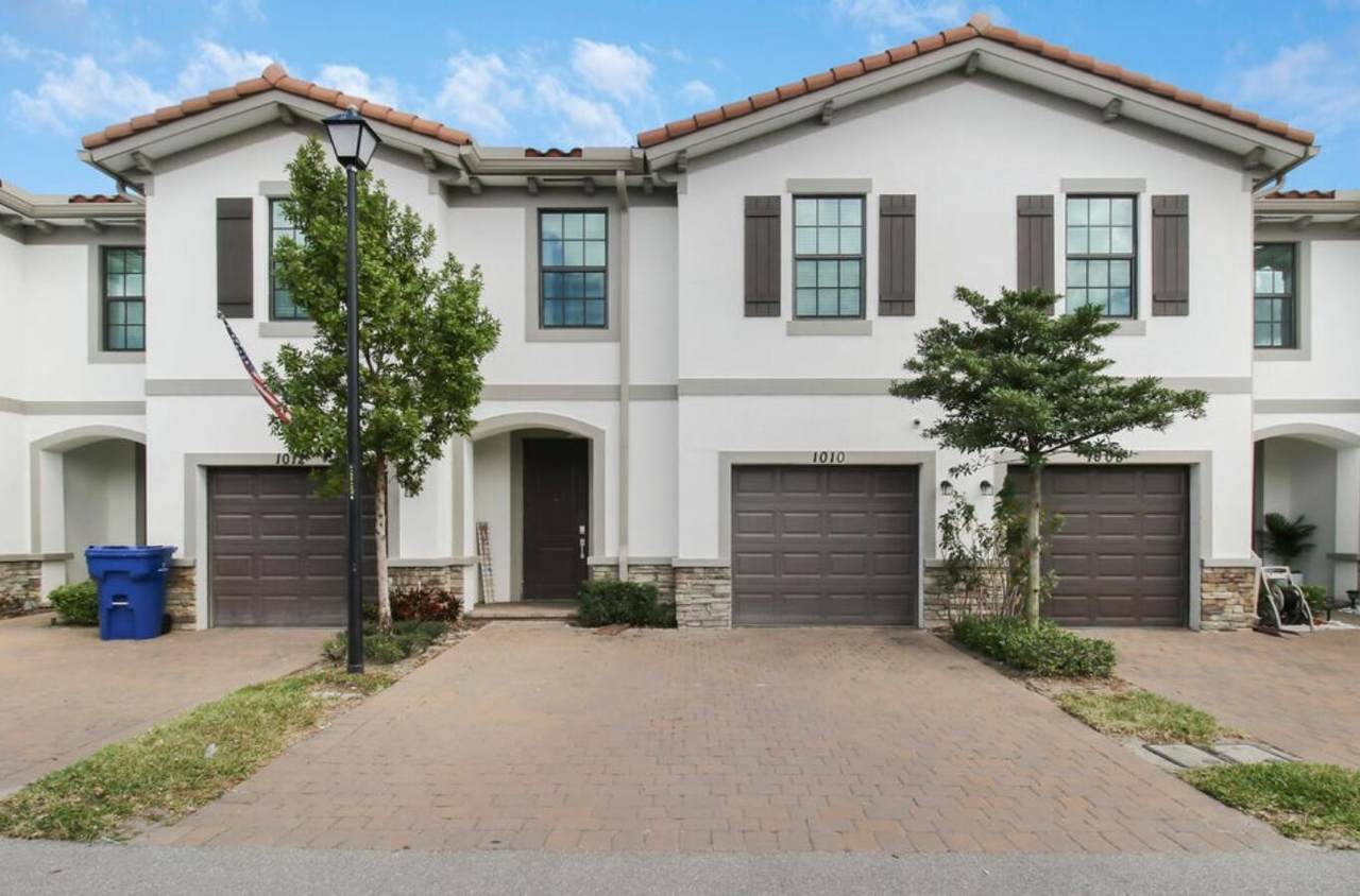 1010 Willow Place - Photo 1