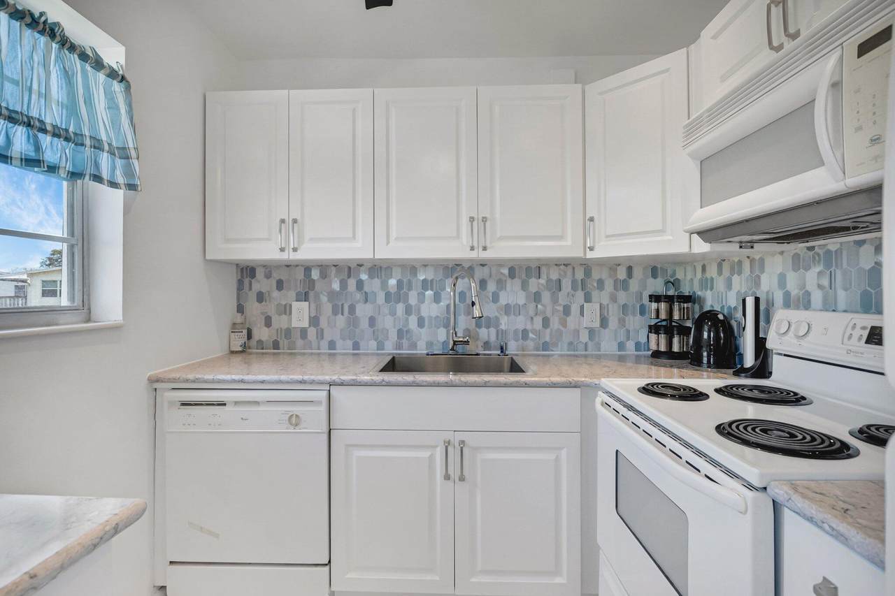 376 Markham Q - Photo 1