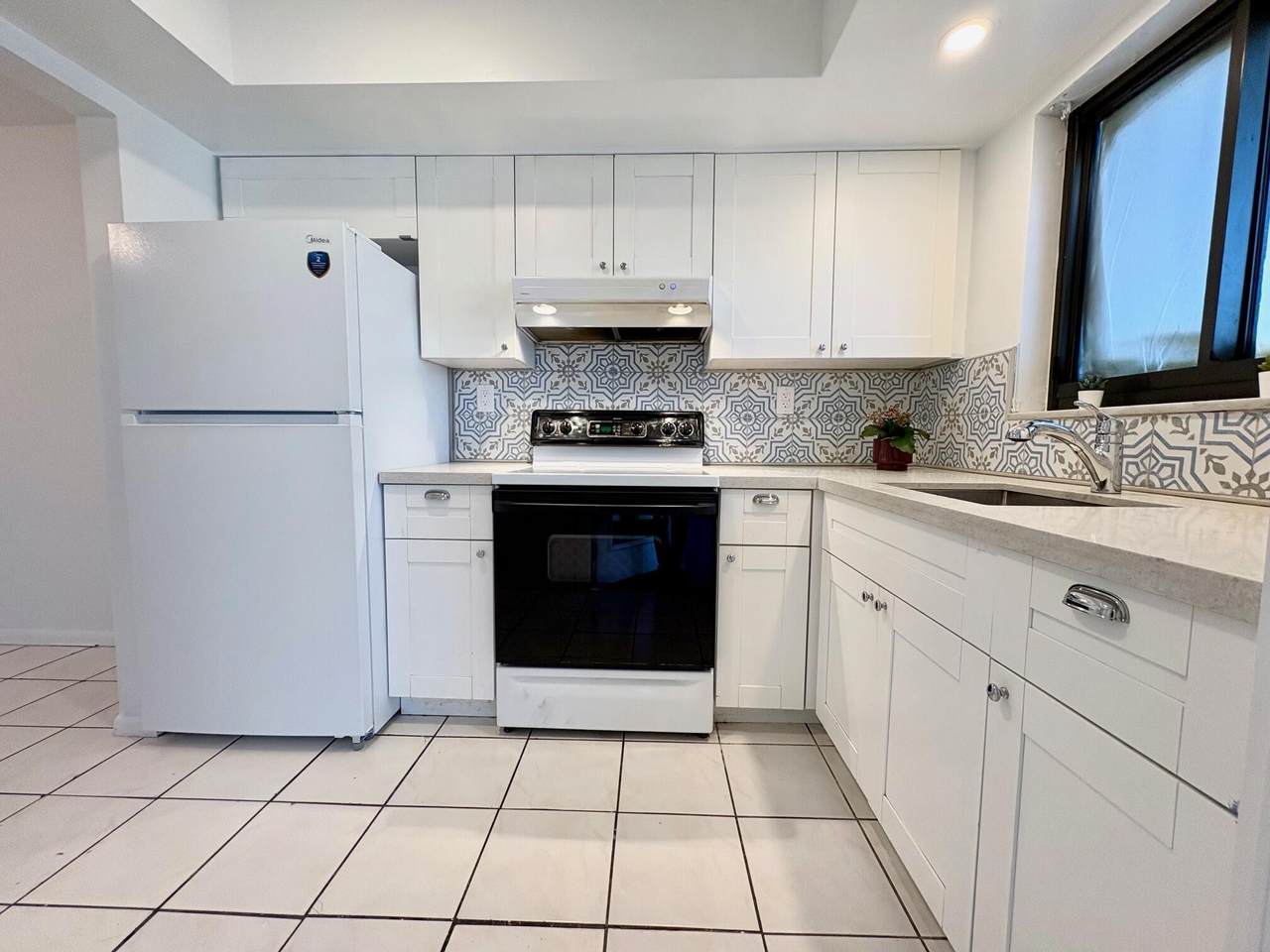 305 9th Avenue - Photo 1