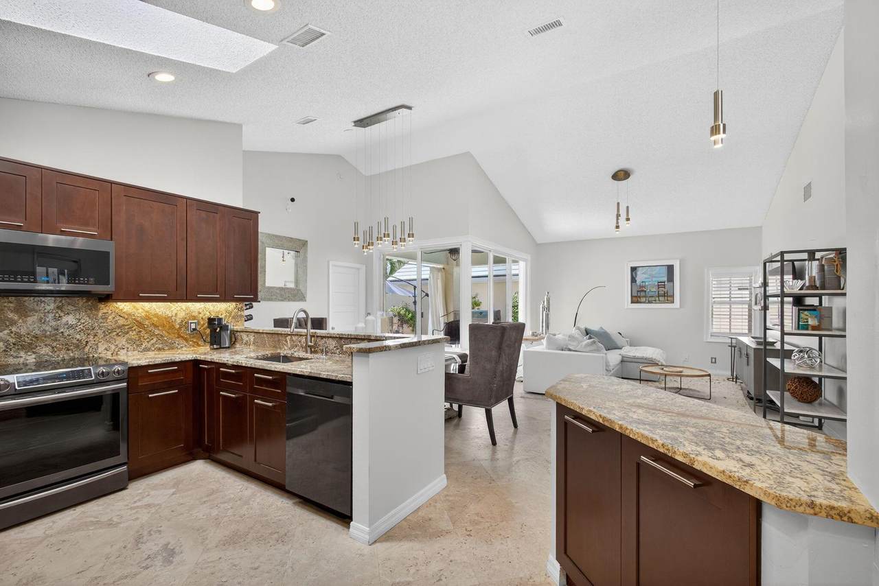 31 Windsor - Photo 1