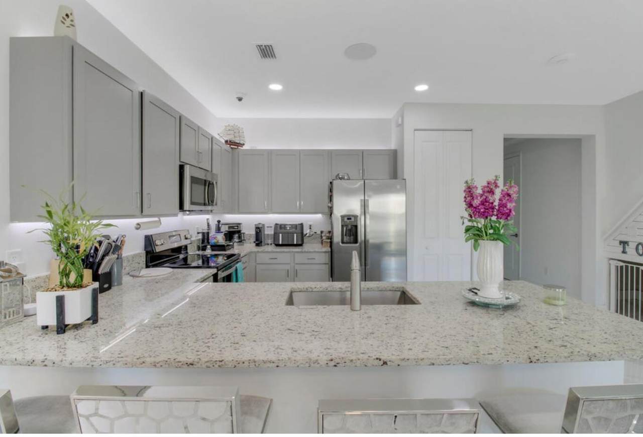 1010 Willow Place - Photo 1