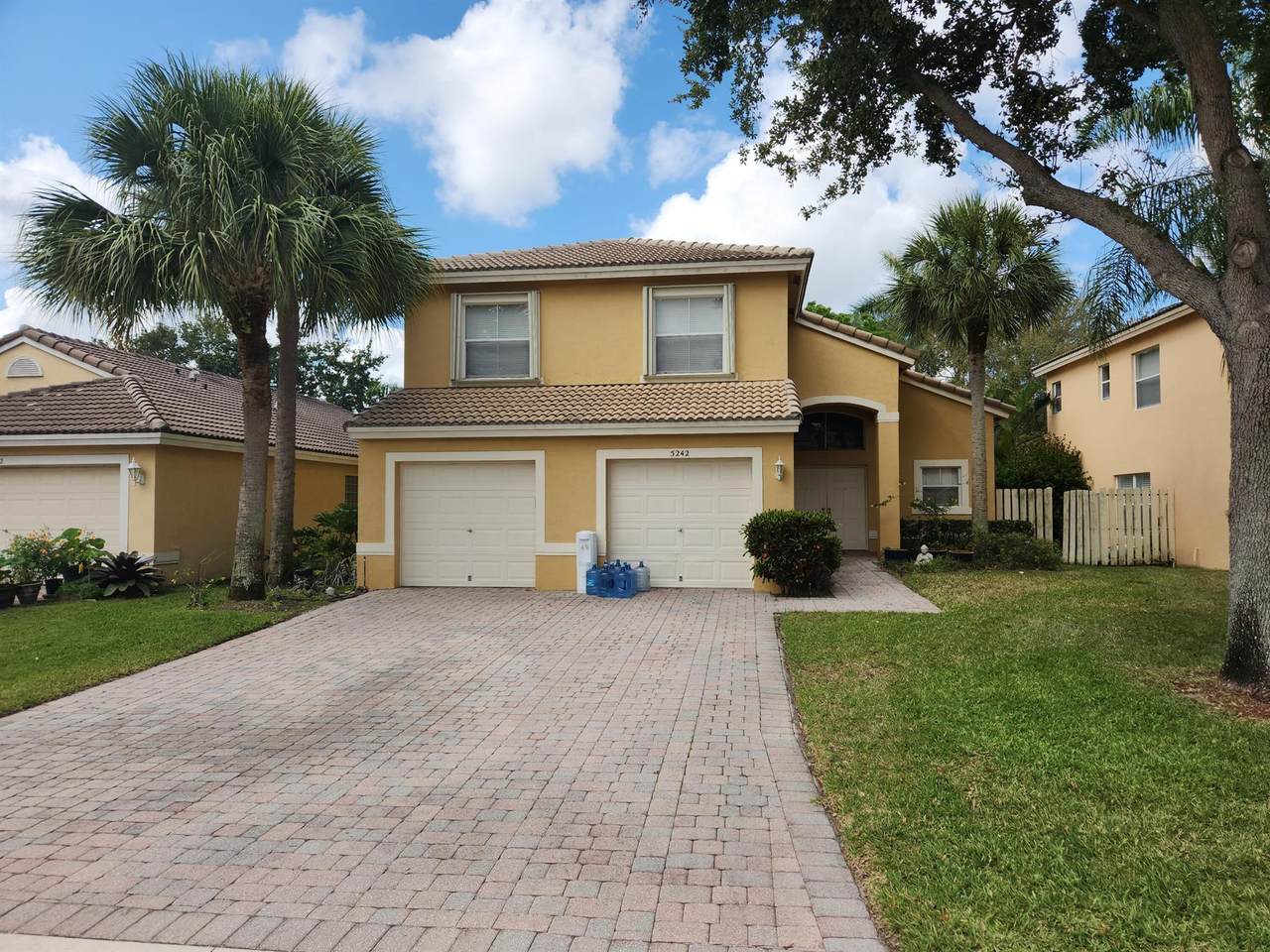 5242 Victoria - Photo 1