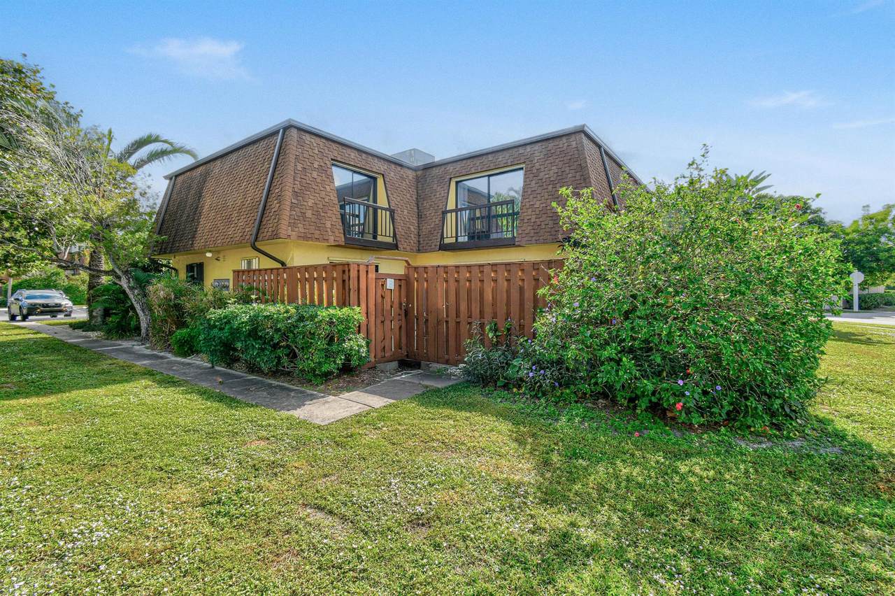 110 Delaware Boulevard - Photo 1