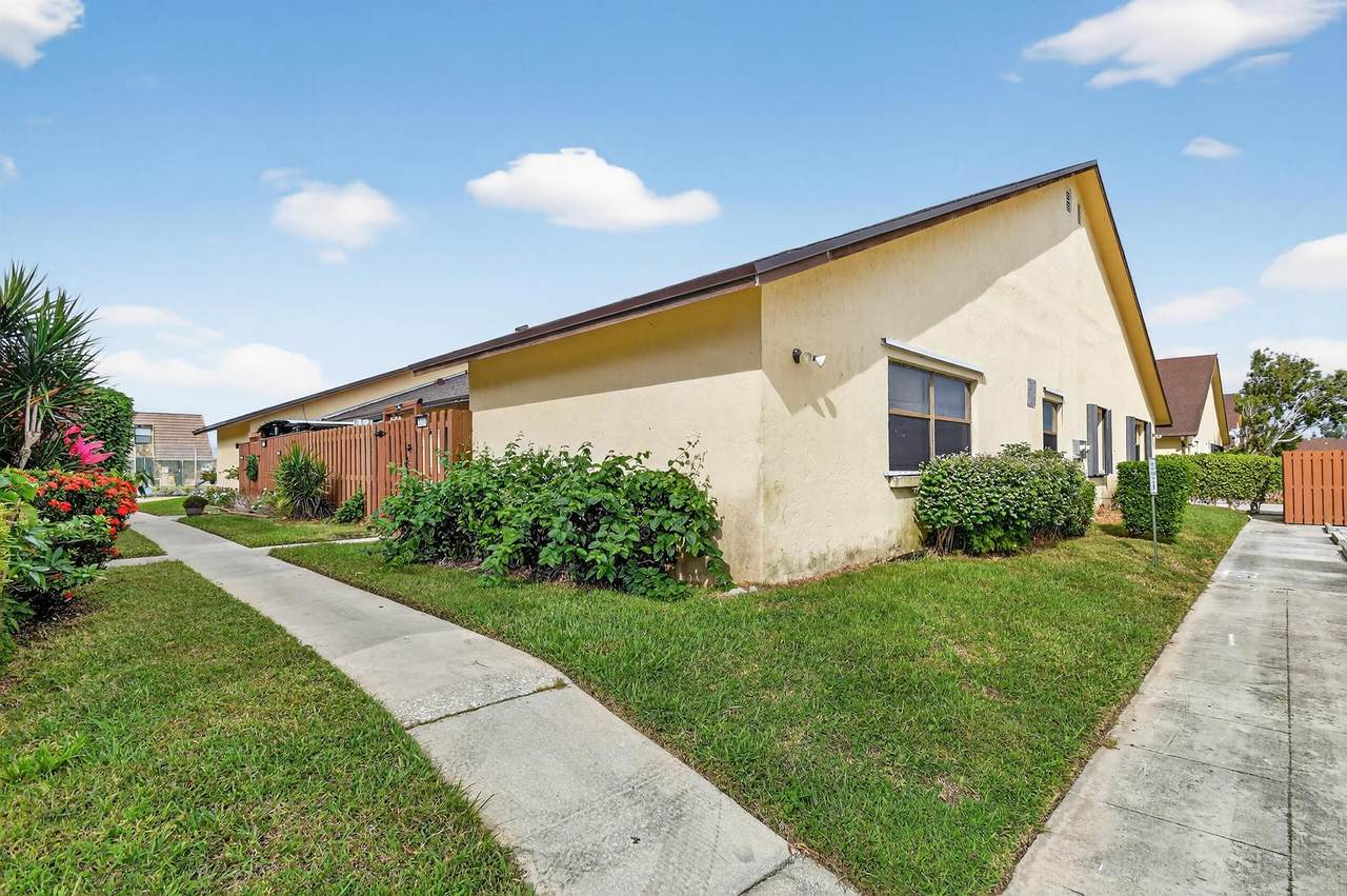 484 Springdale - Photo 1