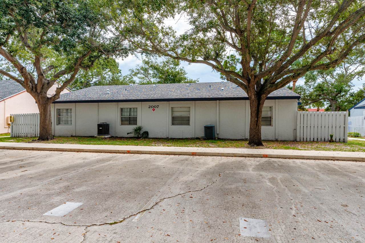 2007 Oleander Boulevard - Photo 1