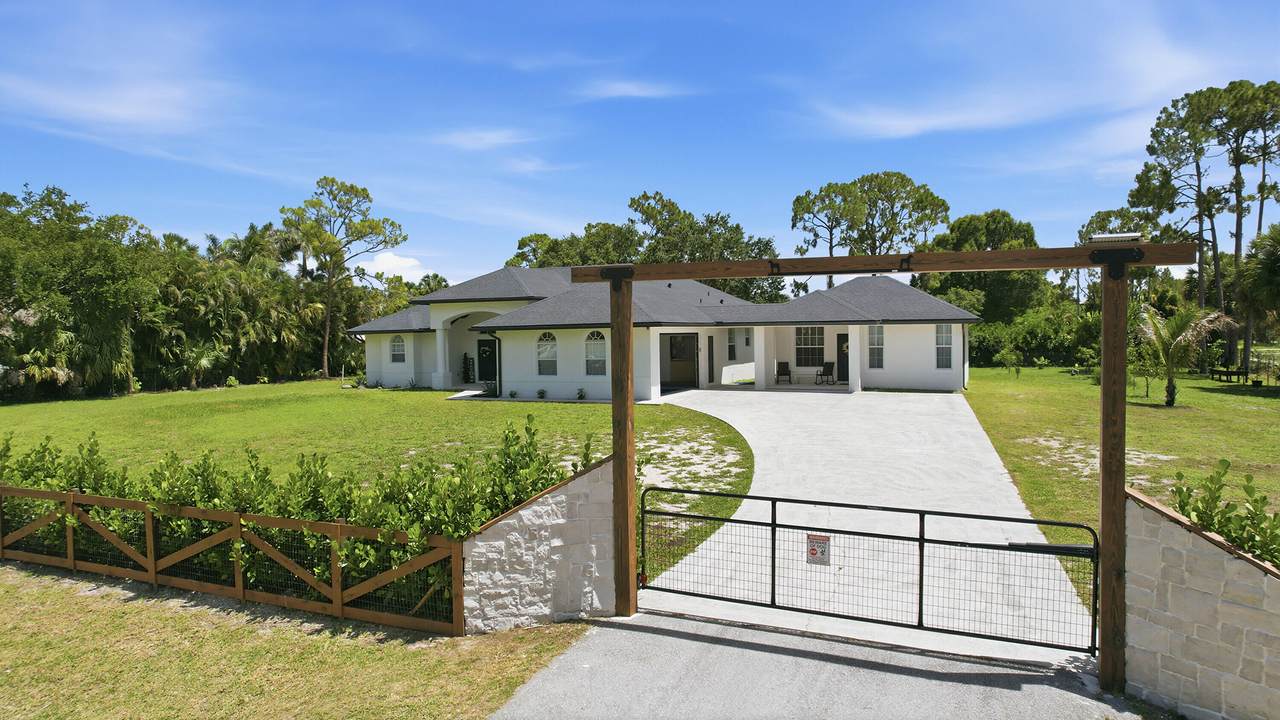 https://bt-photos.global.ssl.fastly.net/beaches/1280_boomver_2_B26033519-2.jpg