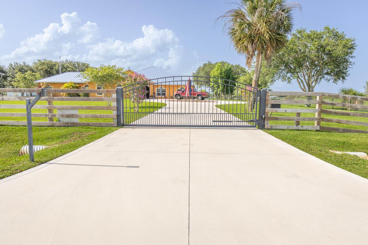 https://bt-photos.global.ssl.fastly.net/beaches/1280_boomver_1_B26040166-2.jpg